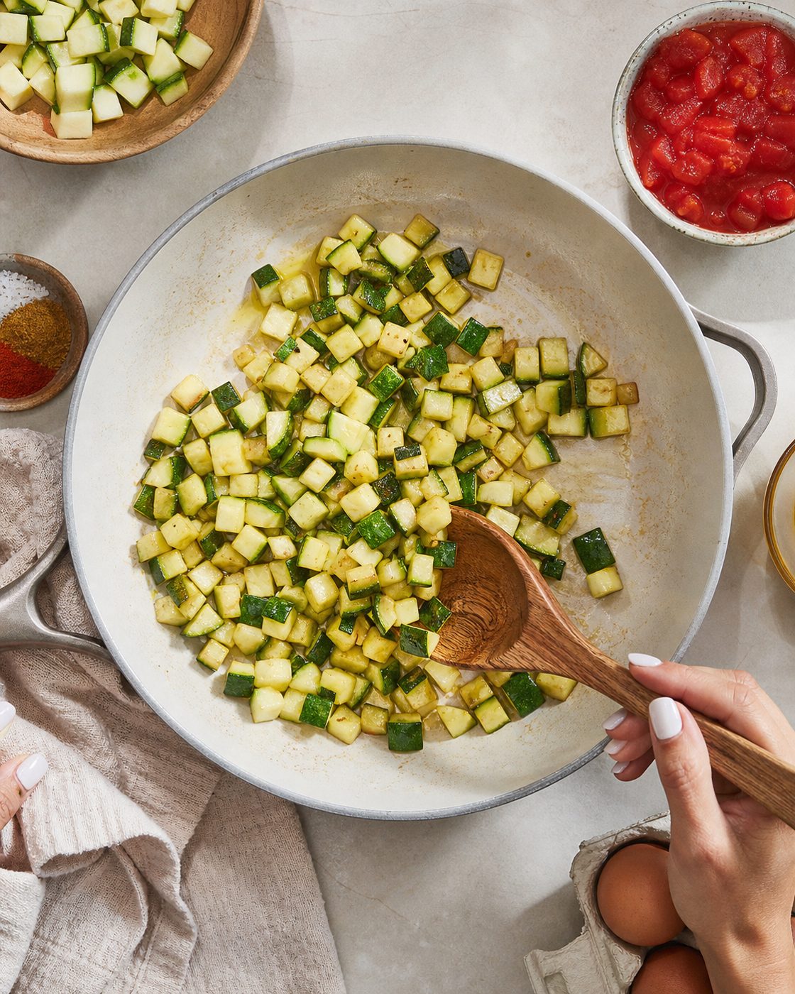 Schritt 1: Die gewürfelte Zucchini brate ich in Olivenöl an, bis sie Farbe bekommt.
