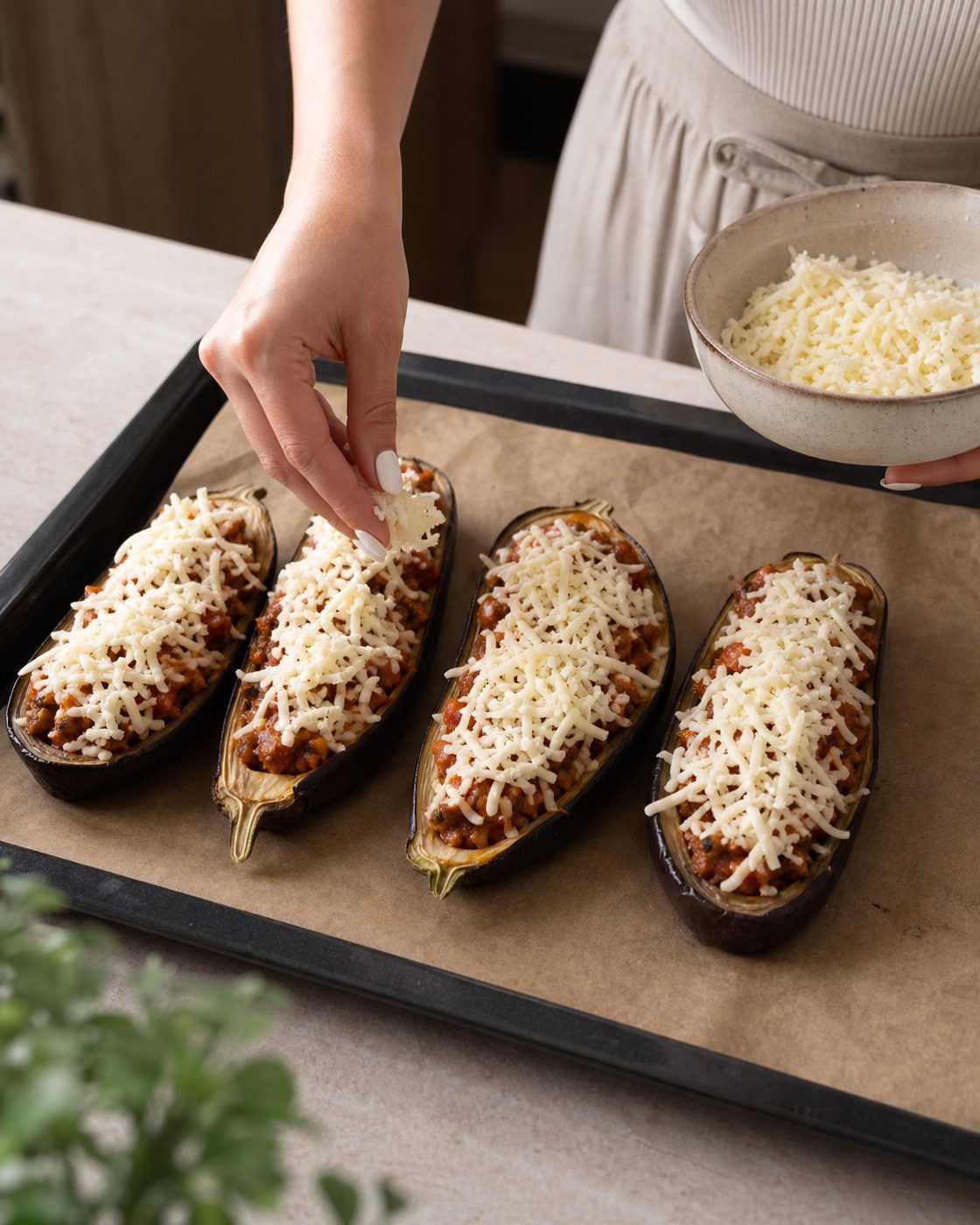 Schritt 2: Die Hälften mit der Hack-Tomaten-Masse belegen und mit Mozzarella bedecken.