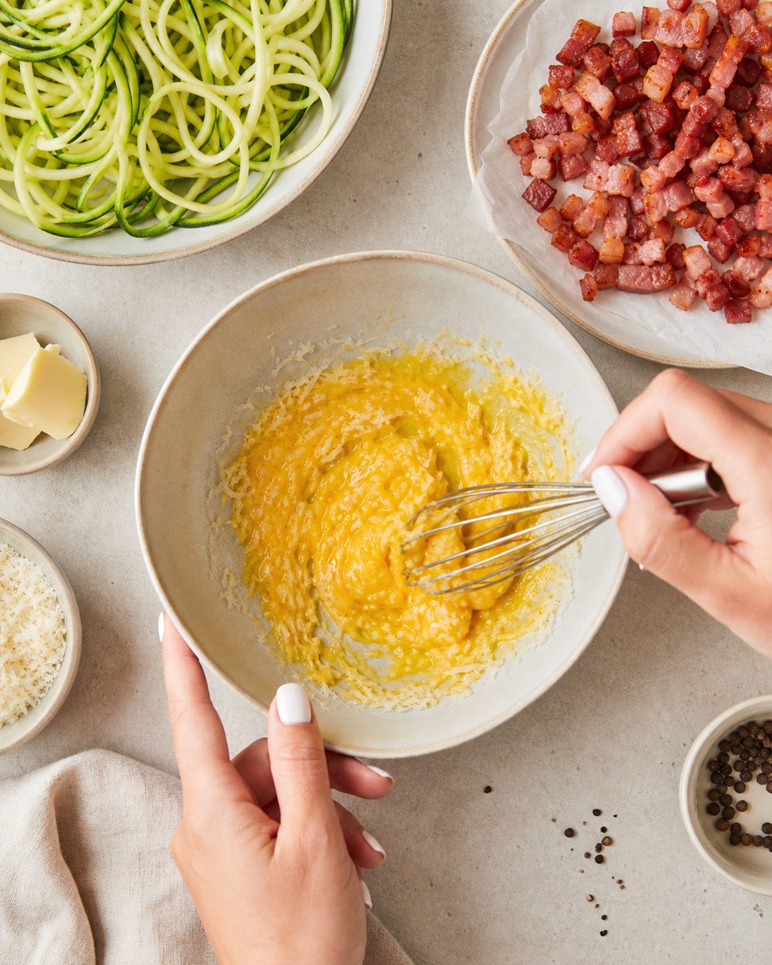 Schritt 1: Den Bacon knusprig braten und die Zucchininudeln nur kurz darin schwenken.