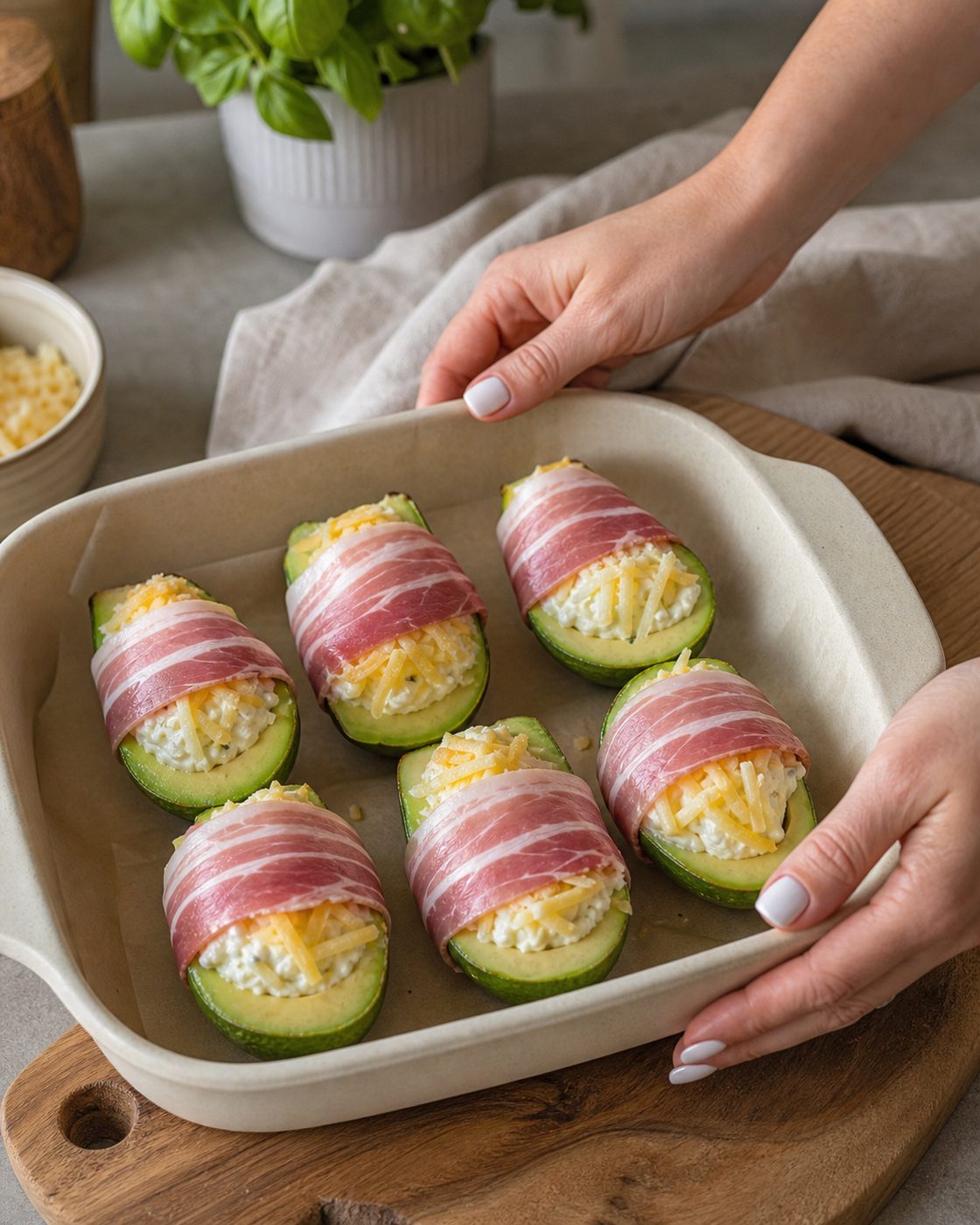 Schritt 2: Sahne und Senf einkochen lassen, dann vom Herd nehmen und Räucherlachs und Dill unterheben.
