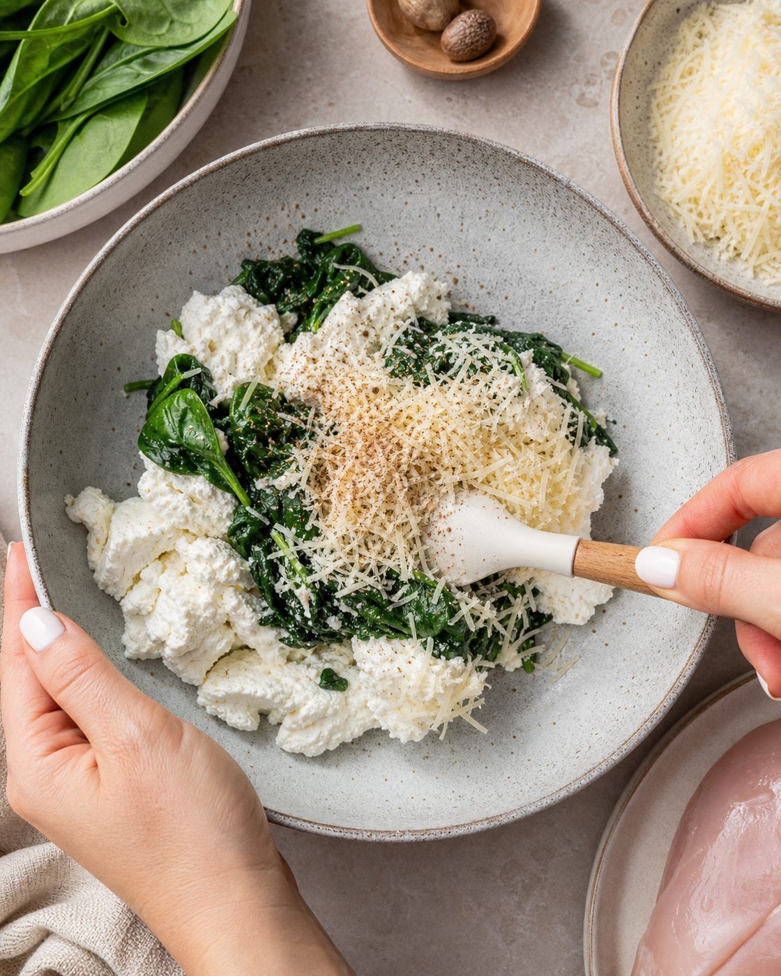 Schritt 1: Der Spinat fällt in der Pfanne zusammen und wird mit Ricotta, Parmesan und Muskat vermischt.