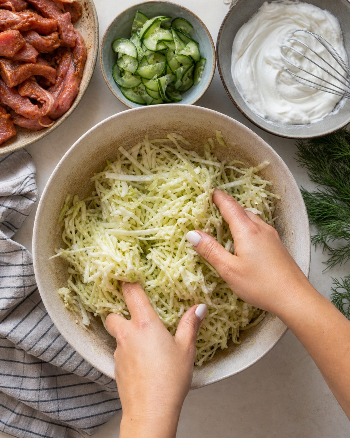 Schritt 1: Die Fleischstreifen braten mit Öl und Gewürz scharf in der Pfanne an.