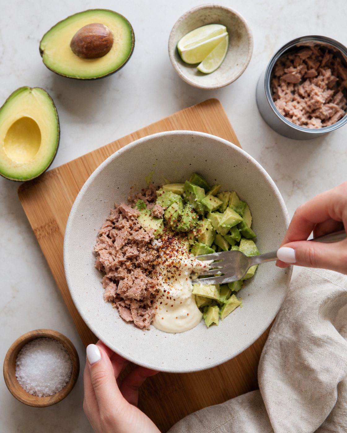Schritt 1: Die Avocado halbieren, entkernen und mit dem Löffel etwas Fruchtfleisch aus den Hälften lösen.