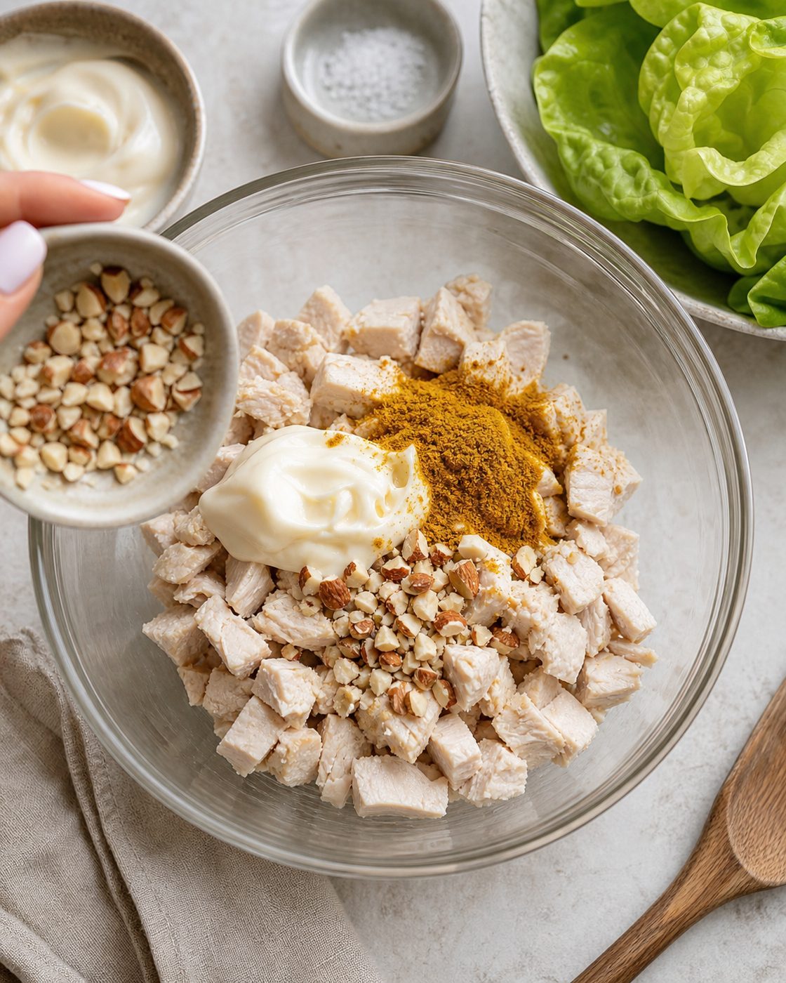Schritt 1: Das gegarte Hähnchen fein würfeln und mit Mayonnaise, Curry, Mandeln und Salz zu einer cremigen Masse mischen.