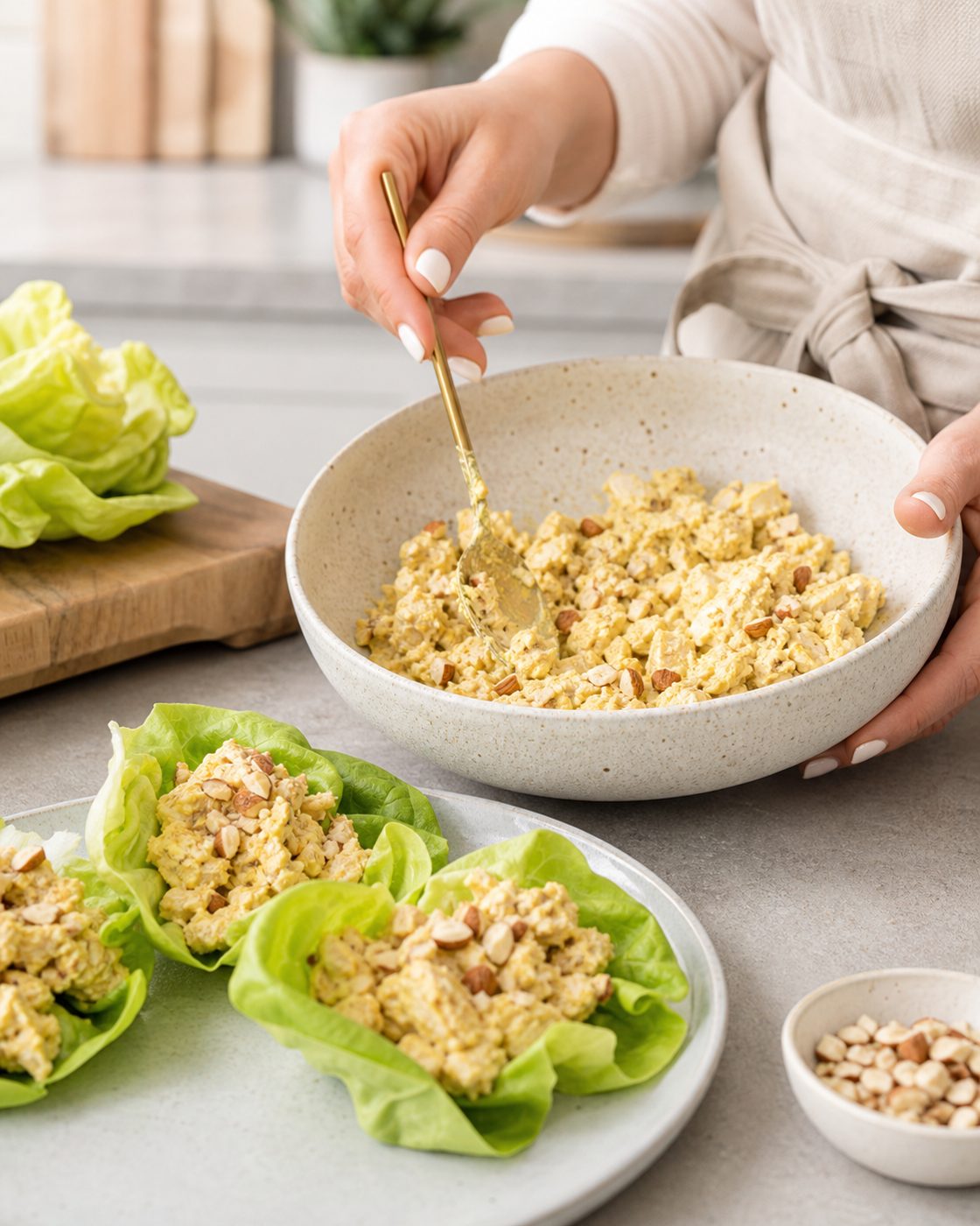 Schritt 2: Die Masse in die kleinen Salatblätter füllen und die Cups direkt auf einer Platte anrichten.