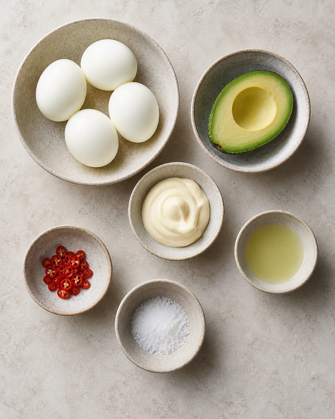 Zutaten für Avocado-Eier mit Chili