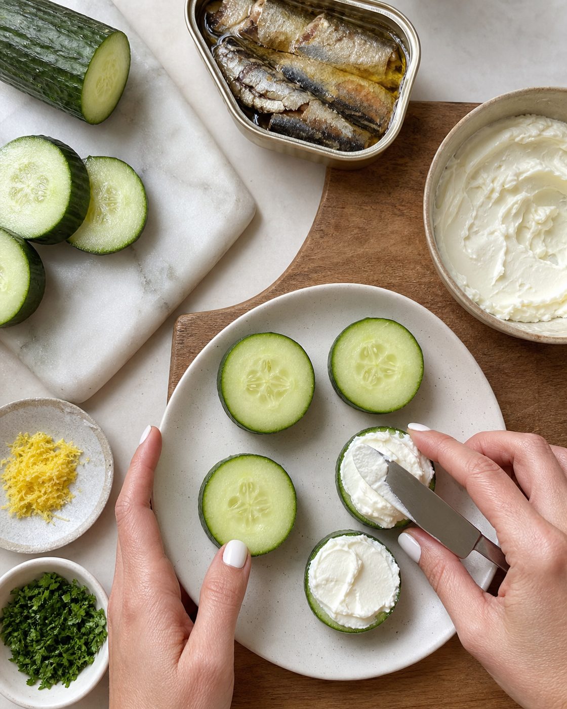 Schritt 1: Die Salatgurke in dicke Scheiben schneiden und jede Scheibe mit Frischkäse bestreichen.
