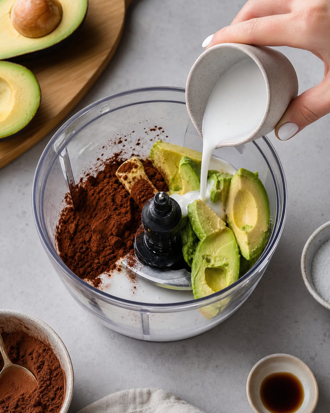Schritt 1: Avocado, Backkakao, Kokosmilch, Vanille, Süße und Salz sehr fein zu einer glatten Masse pürieren.