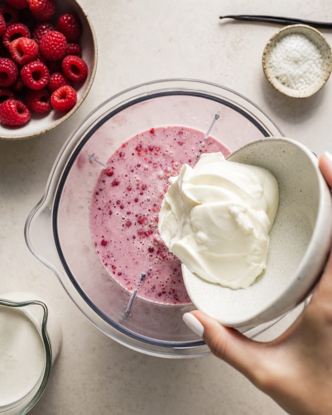 Schritt 1: Kokosmilch, Himbeeren, Mascarpone, Erythrit und Vanille kurz pürieren, sodass kleine Fruchtstücke bleiben.