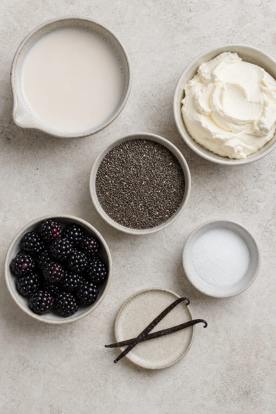 Zutaten für Vanille-Beeren-Chia-Parfait