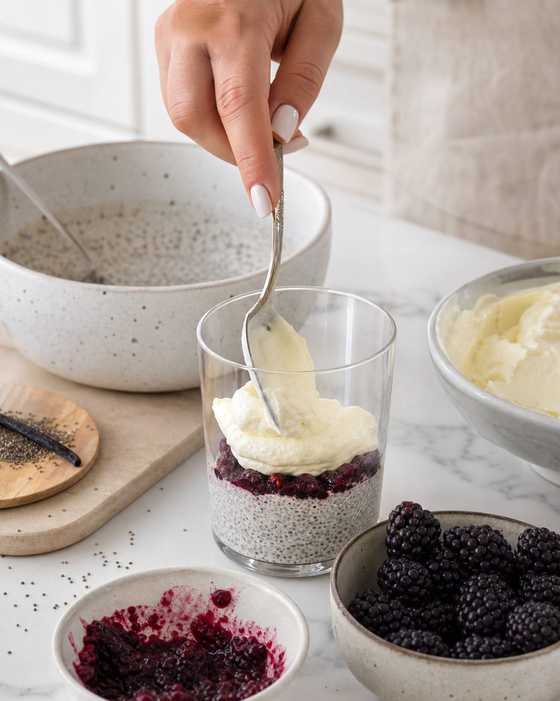Schritt 2: Chiacreme, aufgeschlagene Mascarpone und zerdrückte Brombeeren abwechselnd in Gläser schichten.