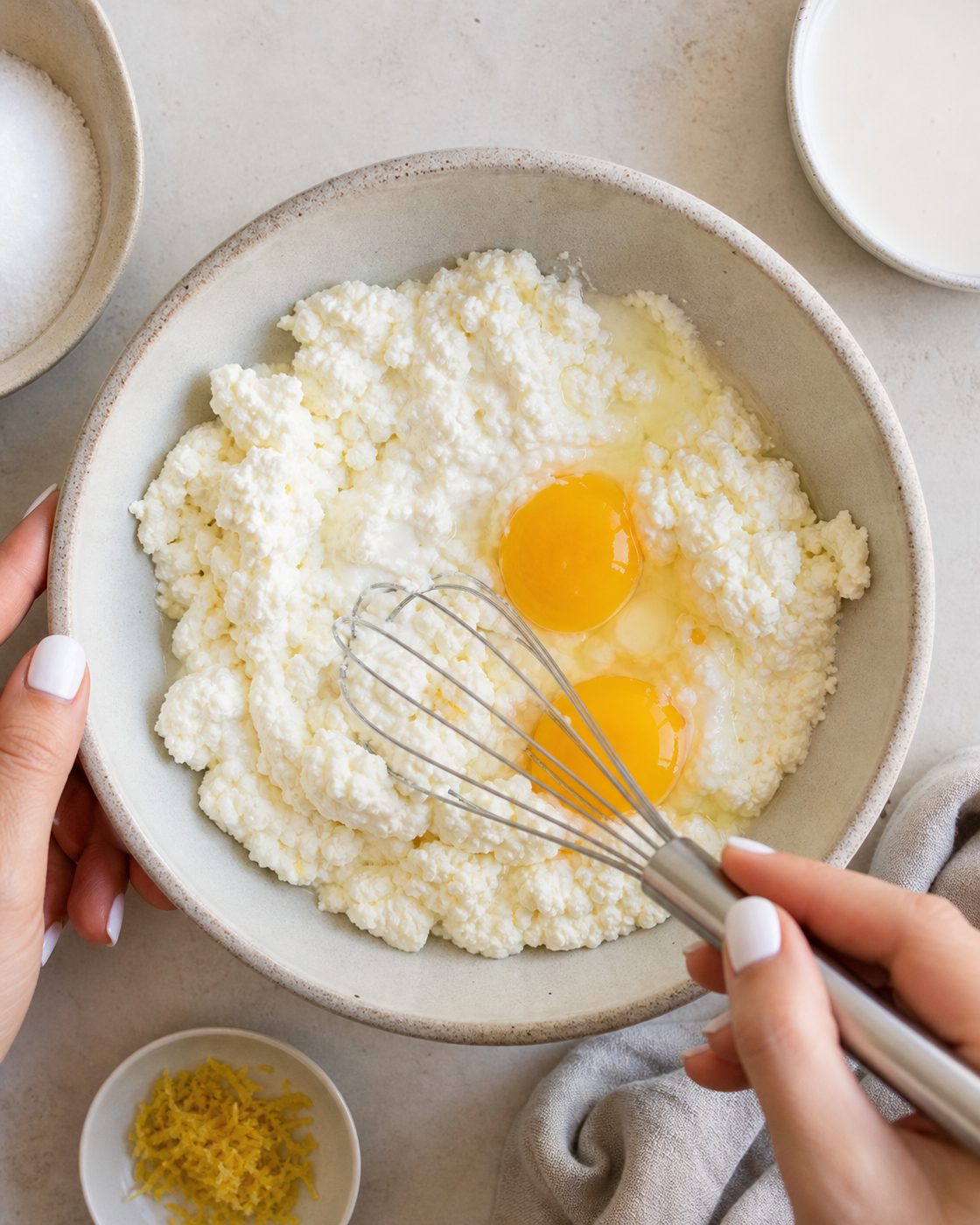 Schritt 1: Ricotta, Eier, Sahne, Erythrit, Vanille und Zitronenabrieb glatt rühren.