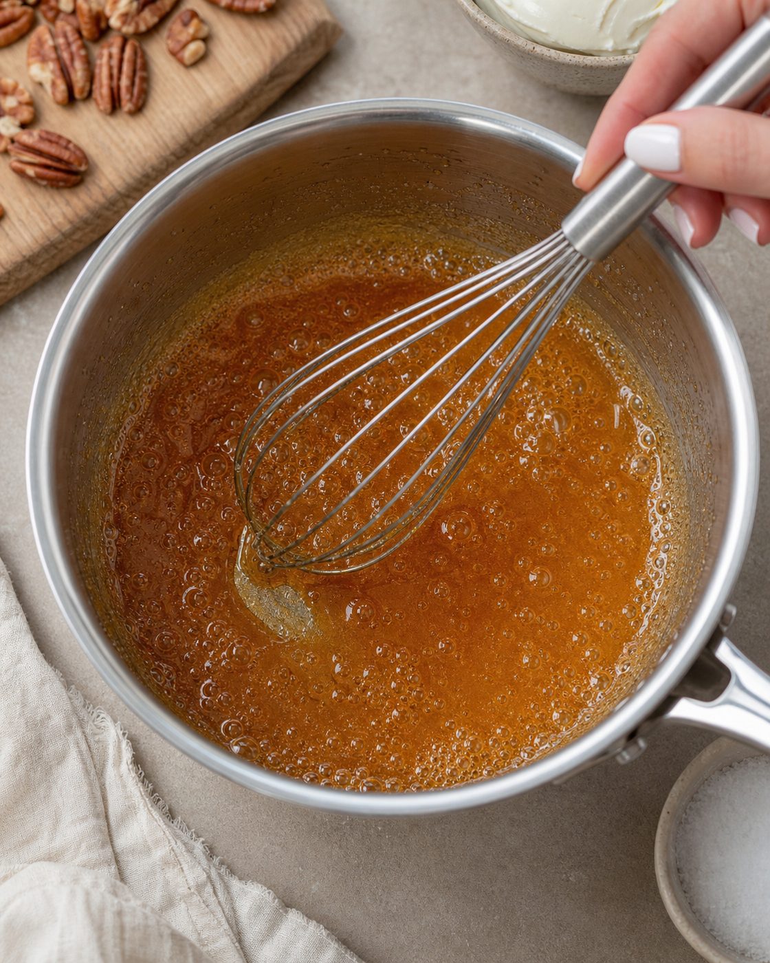 Schritt 1: Die Allulose in der Pfanne bernsteinfarben schmelzen und Butter sowie warme Sahne einrühren.