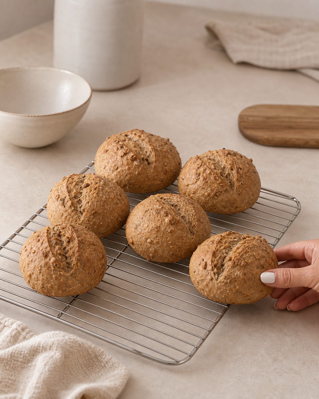 Schritt 2: Sechs Brötchen formen, oben einschneiden und im Ofen goldbraun backen.