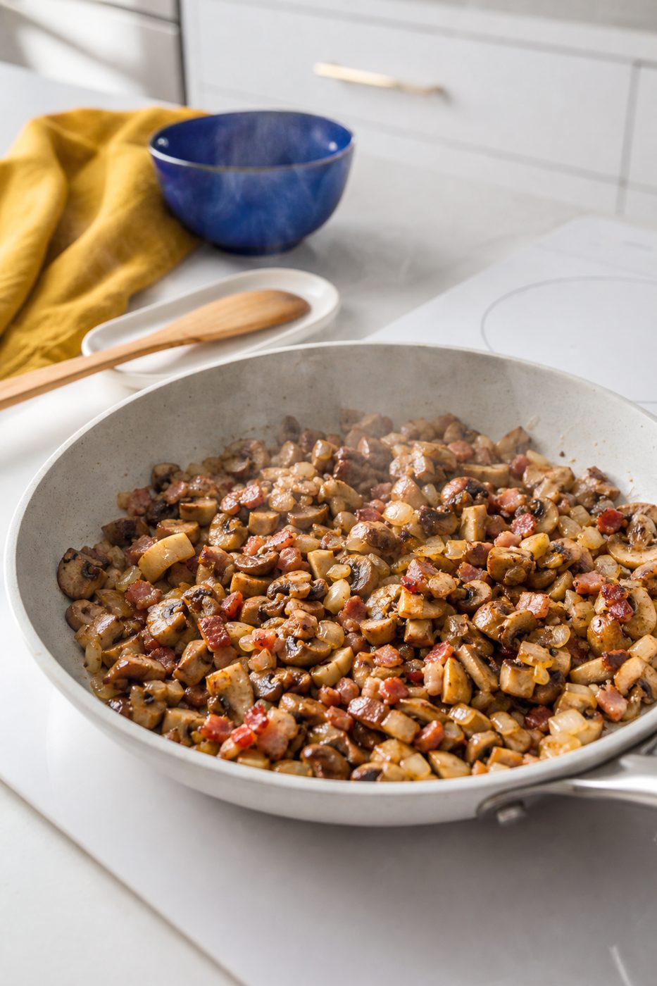 Schritt 1: Pilze, Speck und Zwiebel in der Pfanne kräftig anbraten.