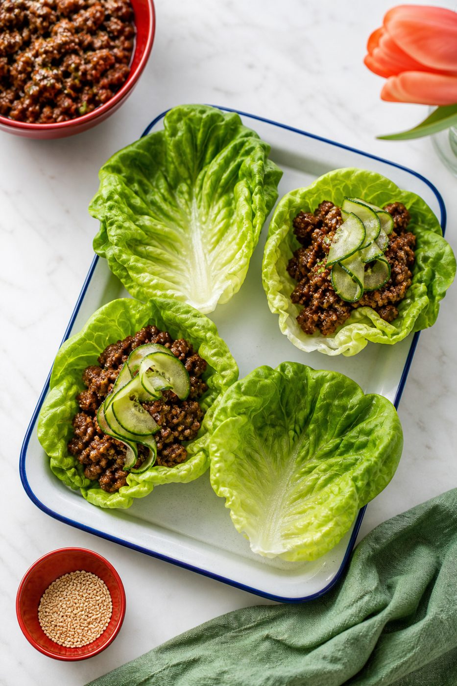 Schritt 2: Die Salatblätter mit dem heißen Hackfleisch und Gurkenscheiben füllen.