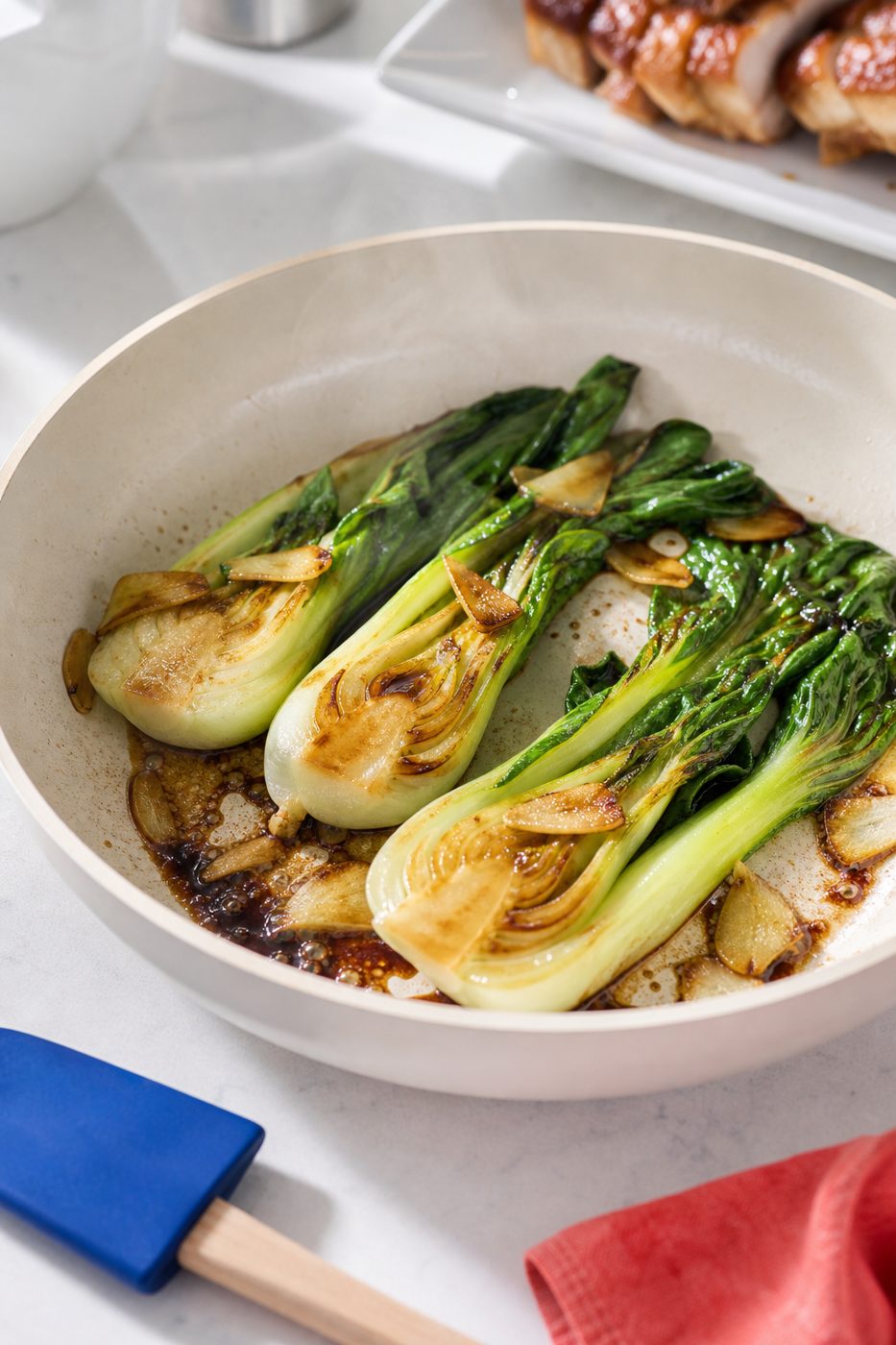 Schritt 2: Den Pak Choi mit Ingwer in heißem Sesamöl kurz braten.