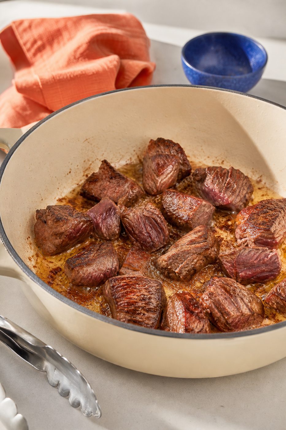 Schritt 1: Das Rindfleisch portionsweise in heißem Butterschmalz kräftig anbraten.