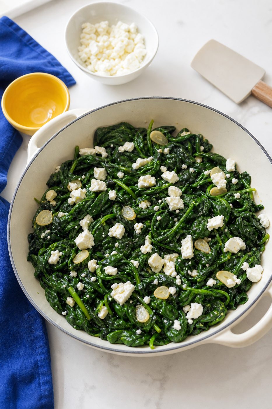 Schritt 1: Den zusammengefallenen Spinat mit Knoblauch und zerbröckeltem Feta mischen.