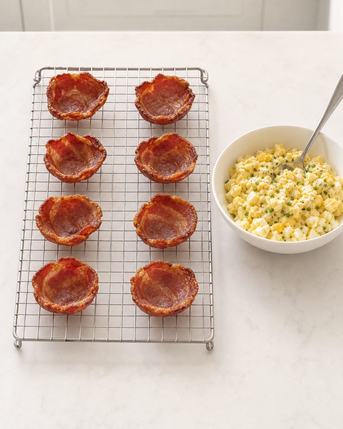 Schritt 2: Die Bacon-Cups backen und währenddessen den Eiersalat anrühren.