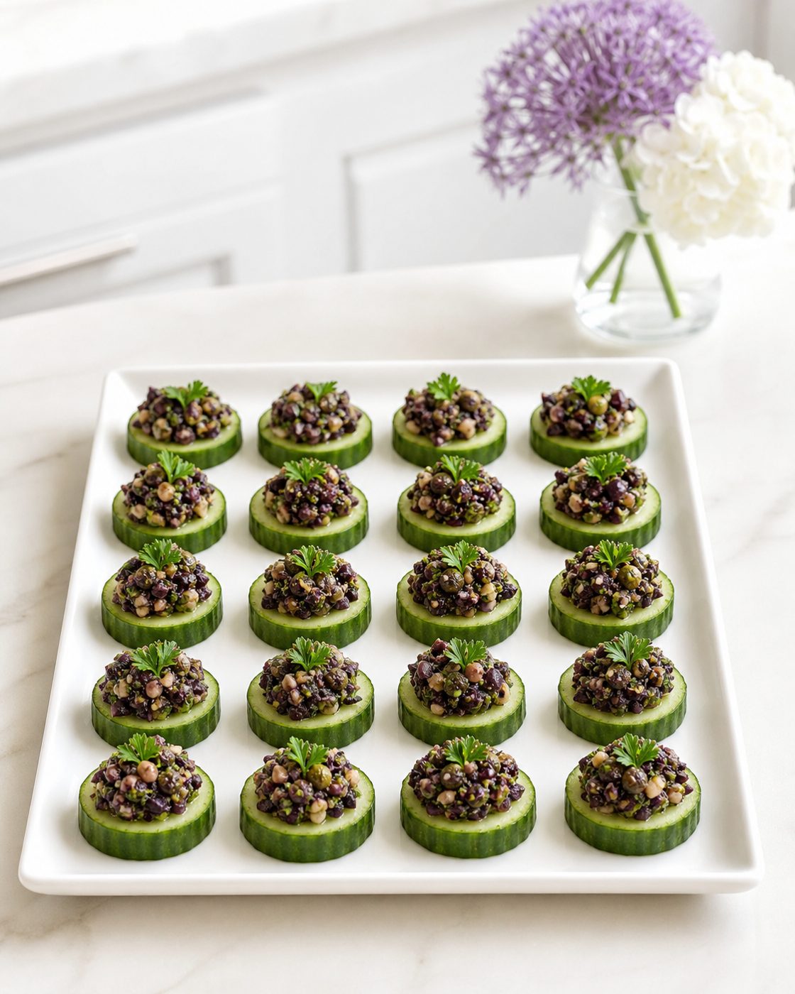 Oliven-Mandel-Tapenade auf Gurke
