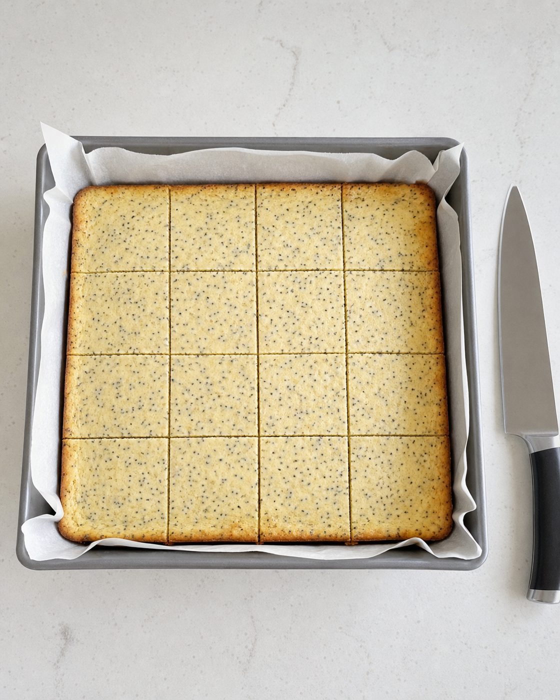 Schritt 2: Den gekühlten Cheesecake in sechzehn gleich große Quadrate schneiden.