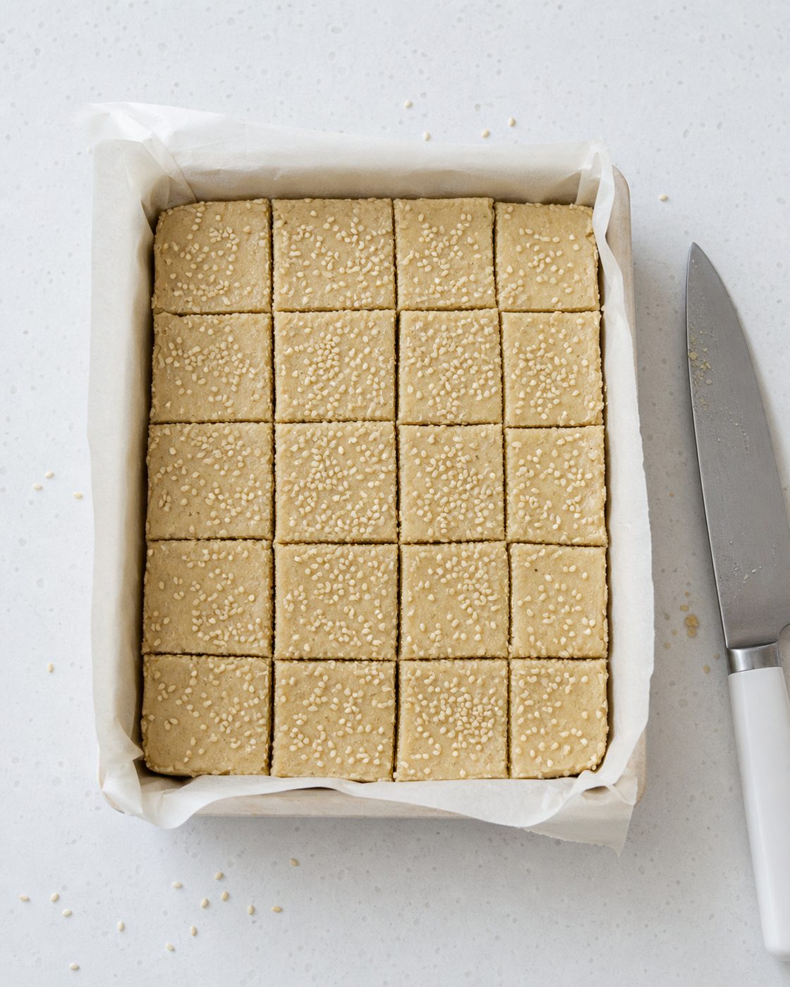 Schritt 2: Nach dem Festwerden schneide ich das Halva-Fudge in zwanzig gleich große Würfel.