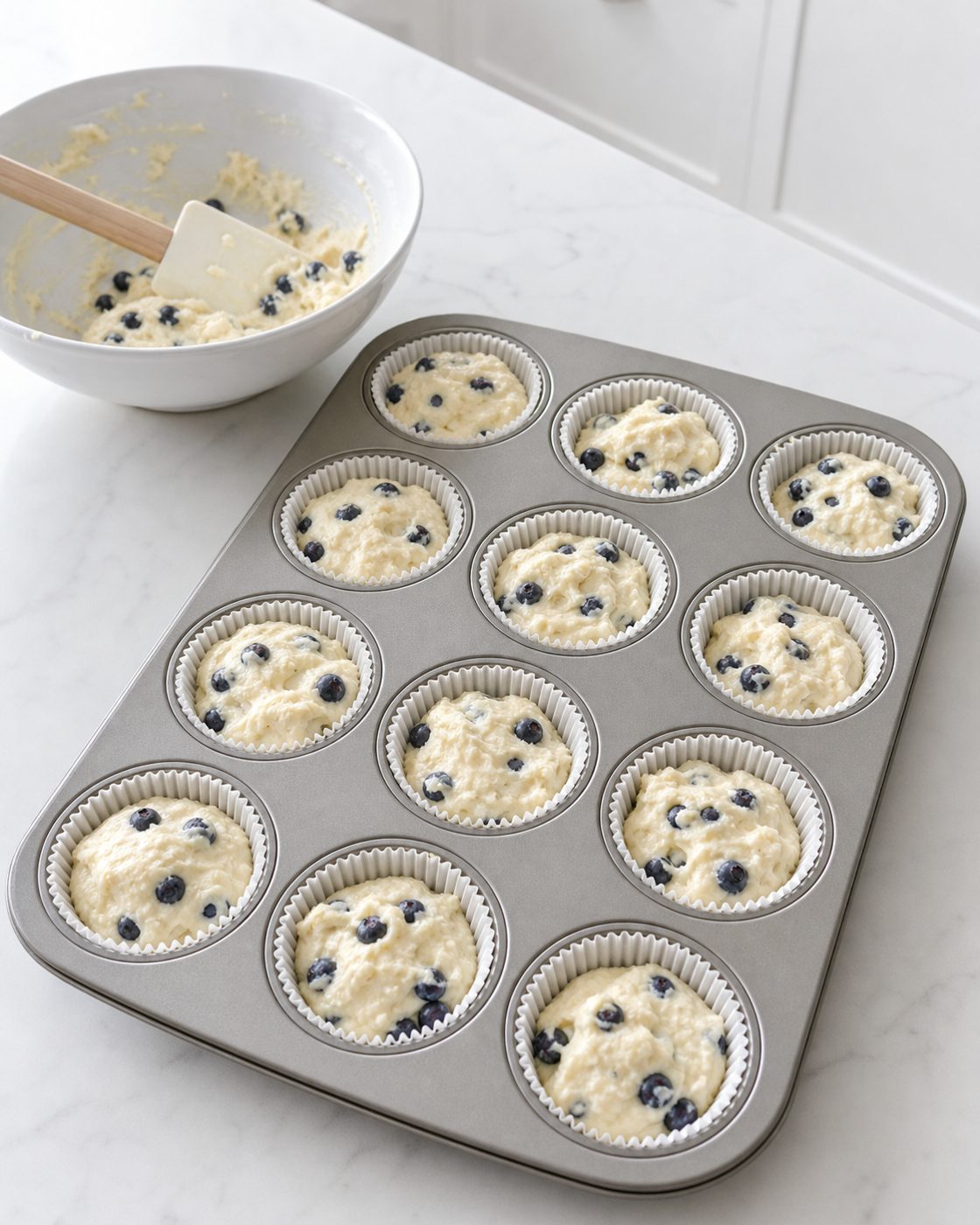 Schritt 2: Dann fülle ich zwölf Cupcakeförmchen locker mit dem Teig.