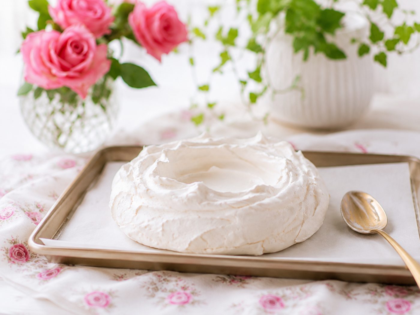 Schritt 2: Die gebackene Pavlova-Hülle im ausgeschalteten Ofen und danach auf dem Blech vollständig auskühlen lassen.