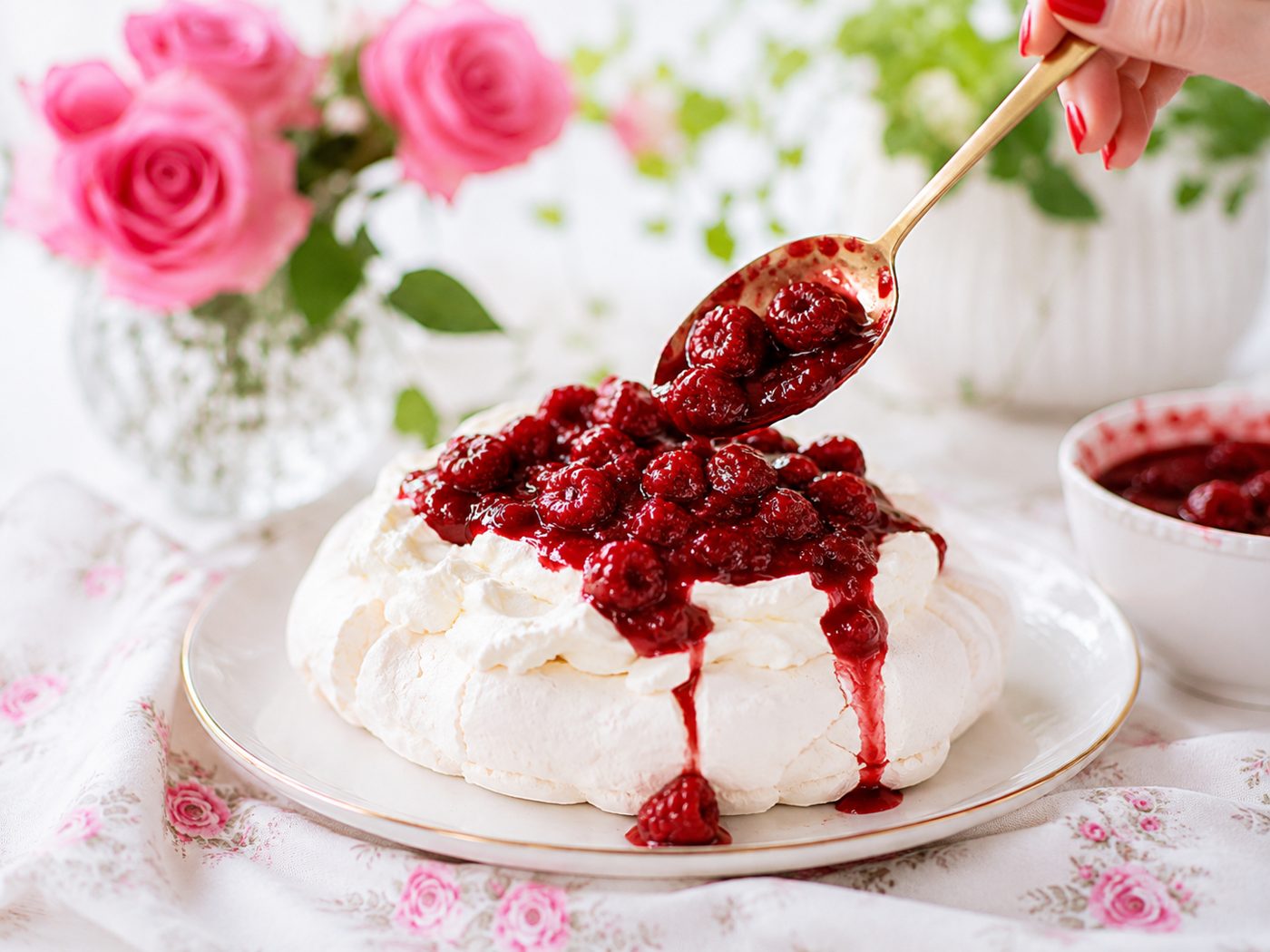 Schritt 4: Sahne aufstreichen und die warmen Himbeeren darübergeben.