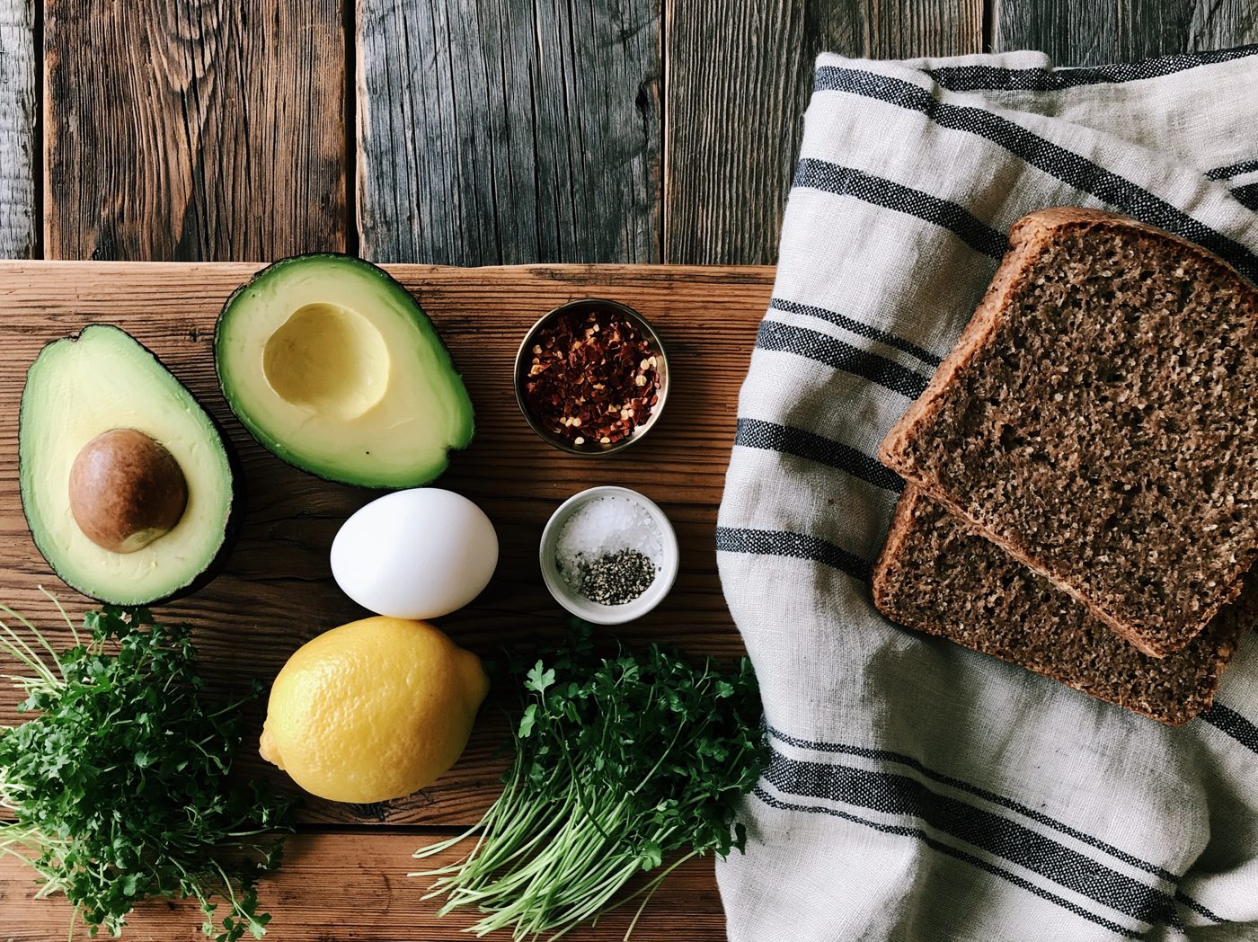 Zutaten für Avocado-Toast: Avocado, Ei, Zitrone, Keto-Brot und Gewürze