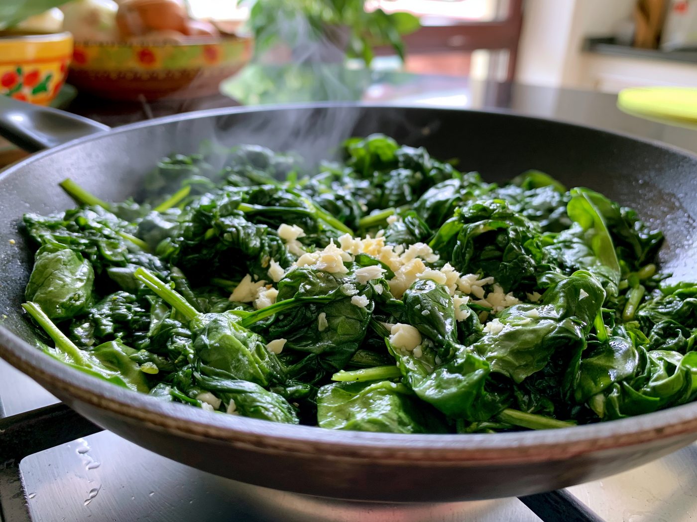 Schritt 1: Spinat mit Knoblauch kurz andünsten und abkühlen lassen.