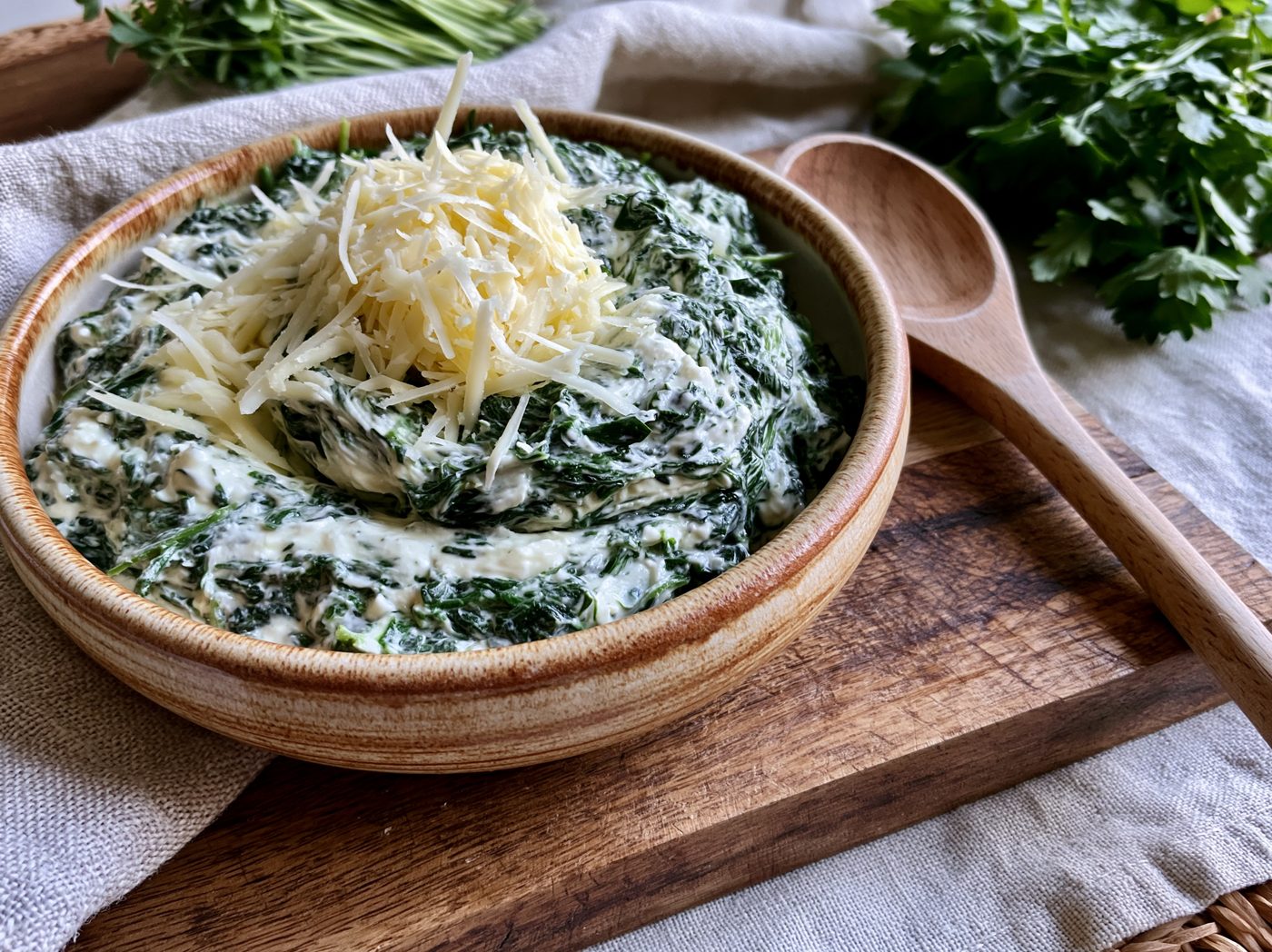 Schritt 2: Spinat mit Frischkäse und geriebenem Käse zu einer Füllung mischen.