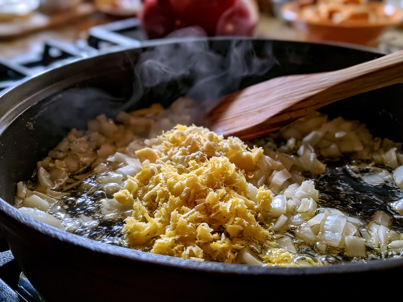Schritt 1: Zwiebel, Knoblauch und Ingwer andünsten.