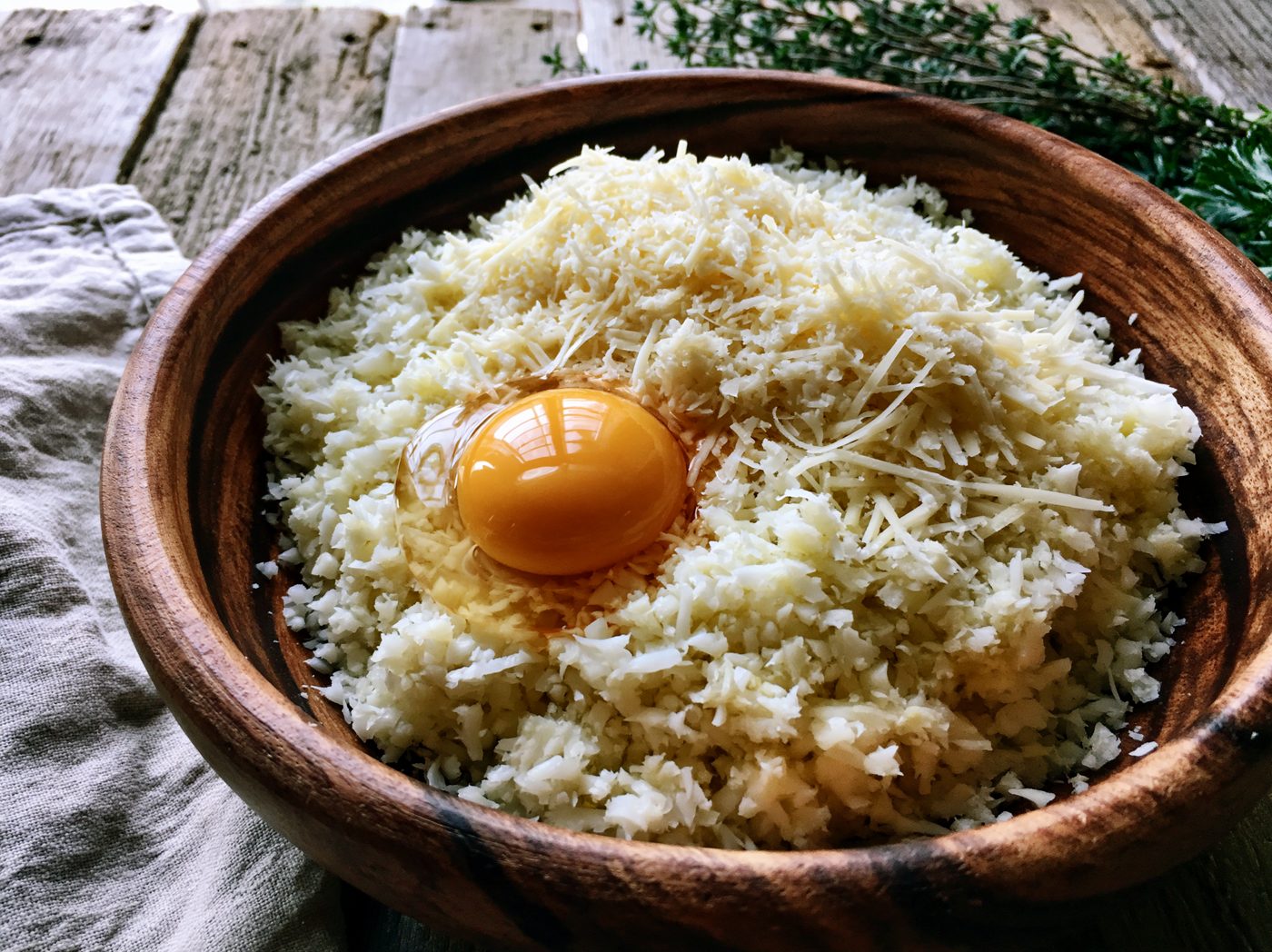 Schritt 2: Mit Ei und Käse zu einem Teig vermengen.