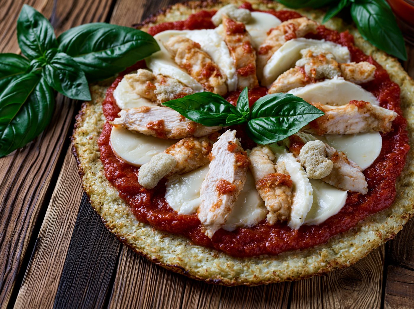 Schritt 4: Mit Tomatensauce, Hähnchen und Käse belegen.
