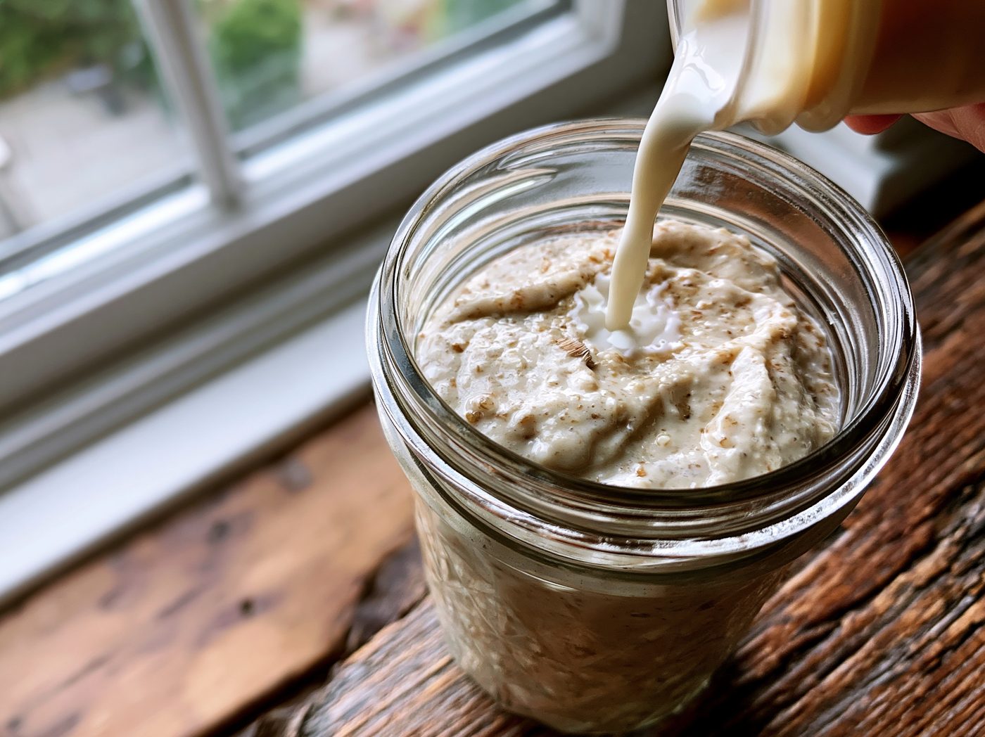 Schritt 1: Haferflocken, Milch, Joghurt, Chiasamen und Vanille verrühren.