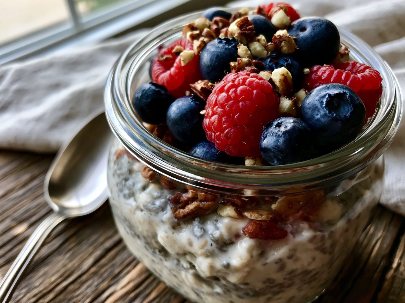 Schritt 3: Am Morgen umrühren, bei Bedarf Milch zugeben, dann mit Beeren und Nüssen toppen.