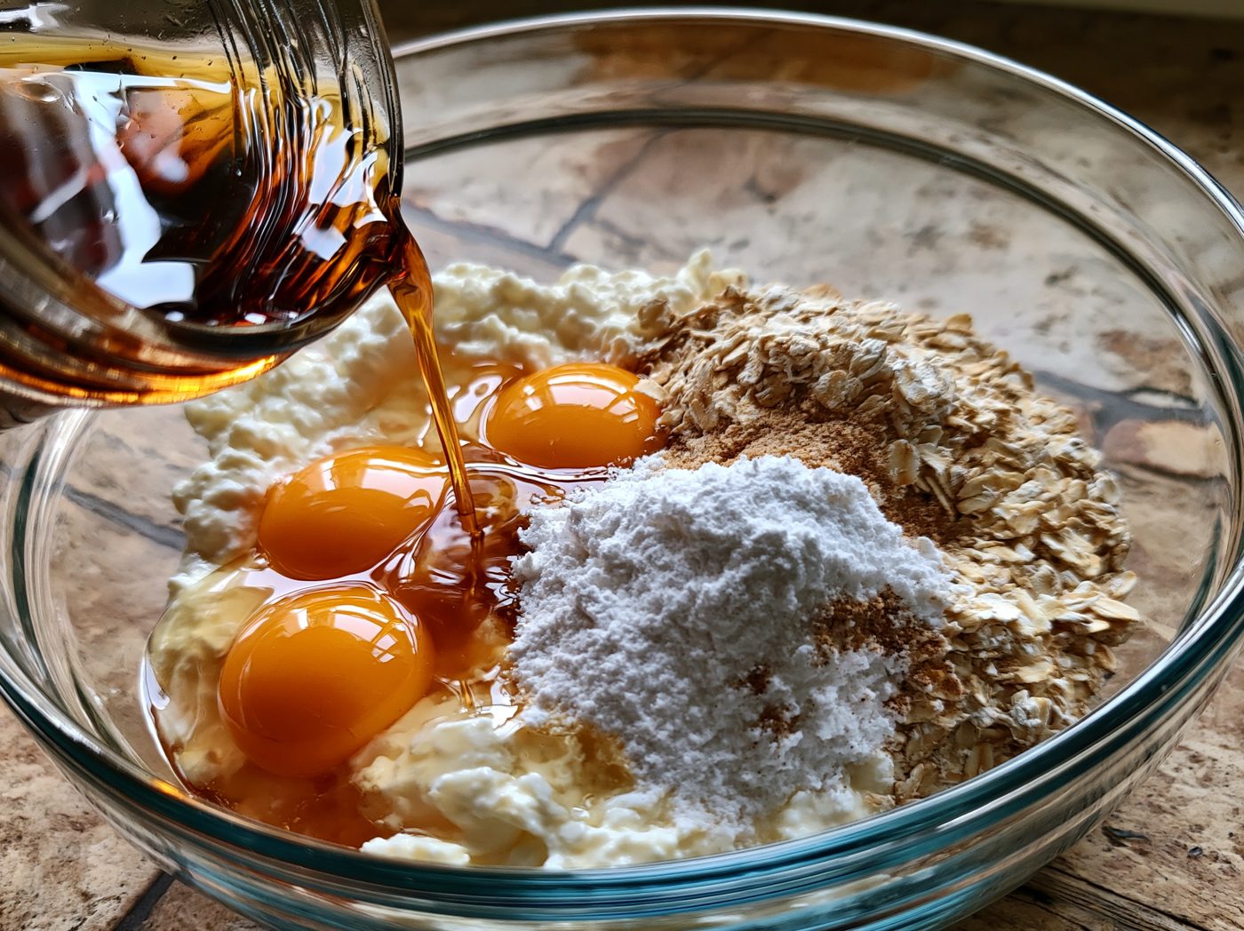 Schritt 1: Quark, Eier, Haferflocken, Backpulver und Vanille verrühren und kurz quellen lassen.