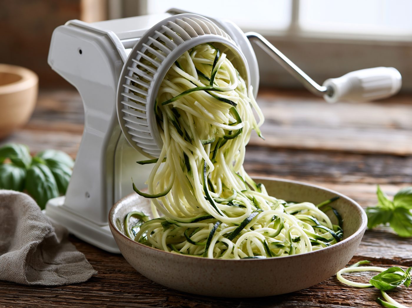 Schritt 1: Zucchini mit einem Spiralschneider zu Spaghetti verarbeiten.
