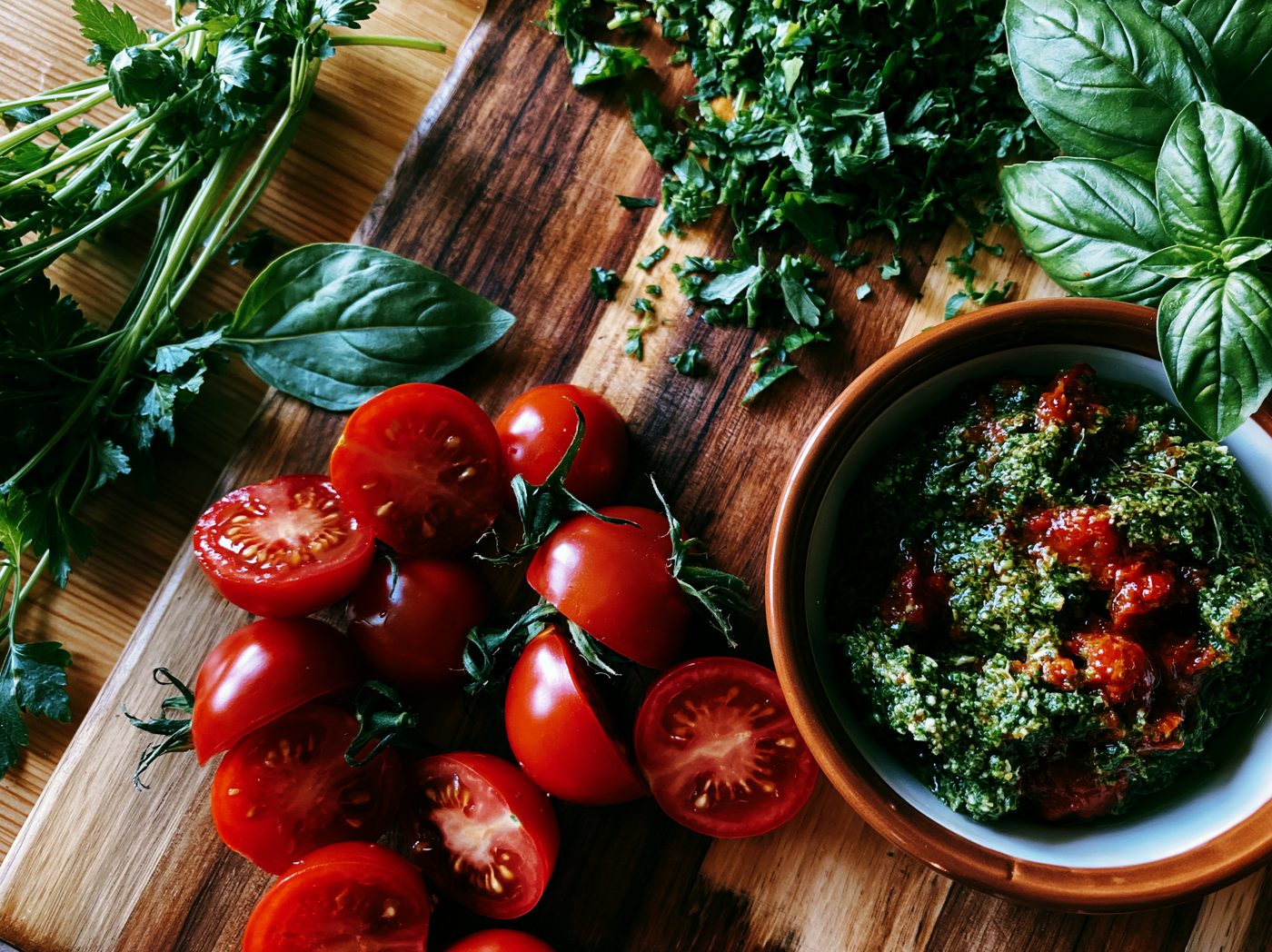Schritt 2: Cherrytomaten halbieren, Pesto bereitstellen.