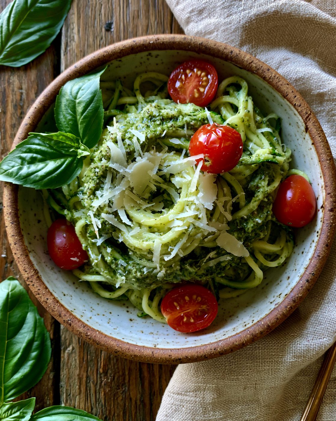 Schritt 5: Mit Parmesan und Tomaten servieren.